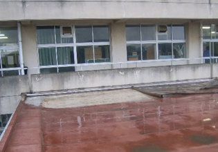 陸屋根　中学校屋上のウレタン防水工事の写真